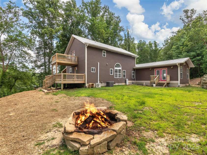 114 Nature Drive, Hendersonville, NC 28792.  MLS# CAR4288878, YatesRealty ID 33991. 