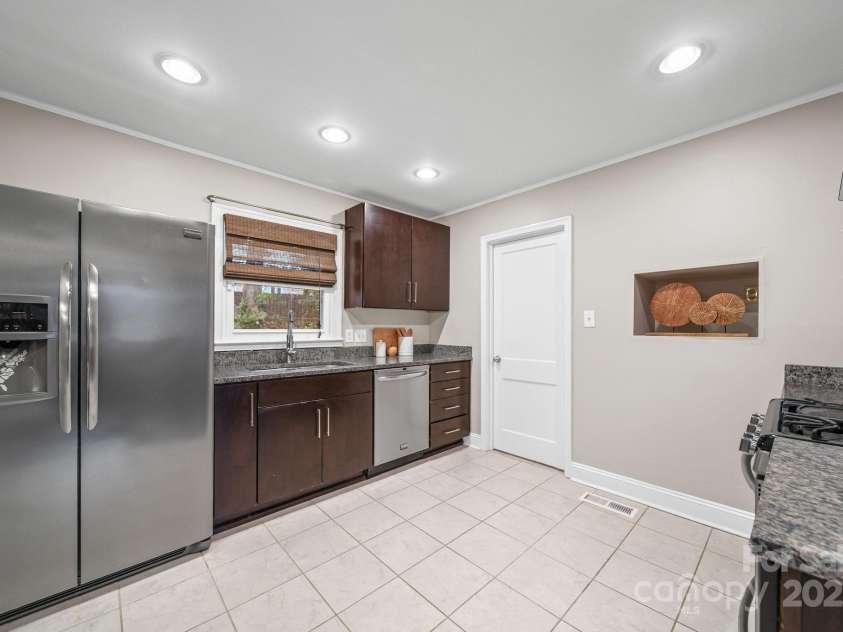 1521 Anderson Street, Charlotte, NC 28205.  MLS# CAR4325521, YatesRealty ID 33993. 