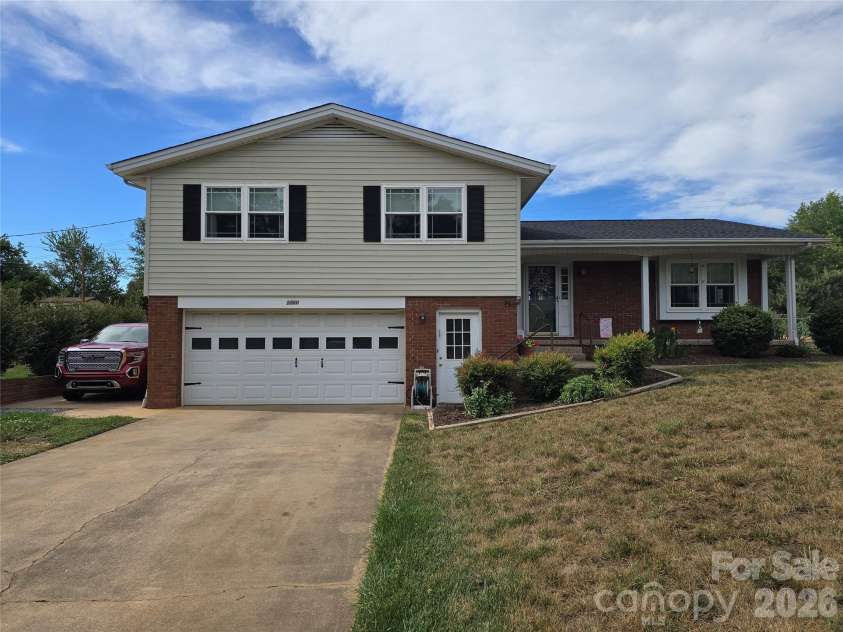 5760 Valley Field Road, Hickory, NC 28602.  MLS# CAR4398560, YatesRealty ID 33995. Front