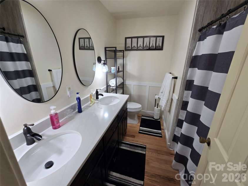 5760 Valley Field Road, Hickory, NC 28602.  MLS# CAR4398560, YatesRealty ID 33995. Hall Bath