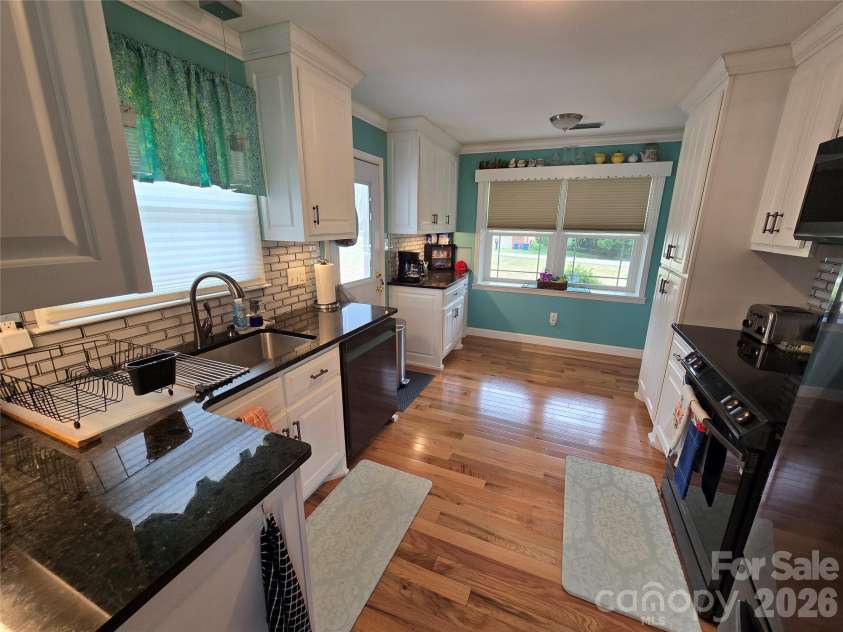 5760 Valley Field Road, Hickory, NC 28602.  MLS# CAR4398560, YatesRealty ID 33995. Kitchen