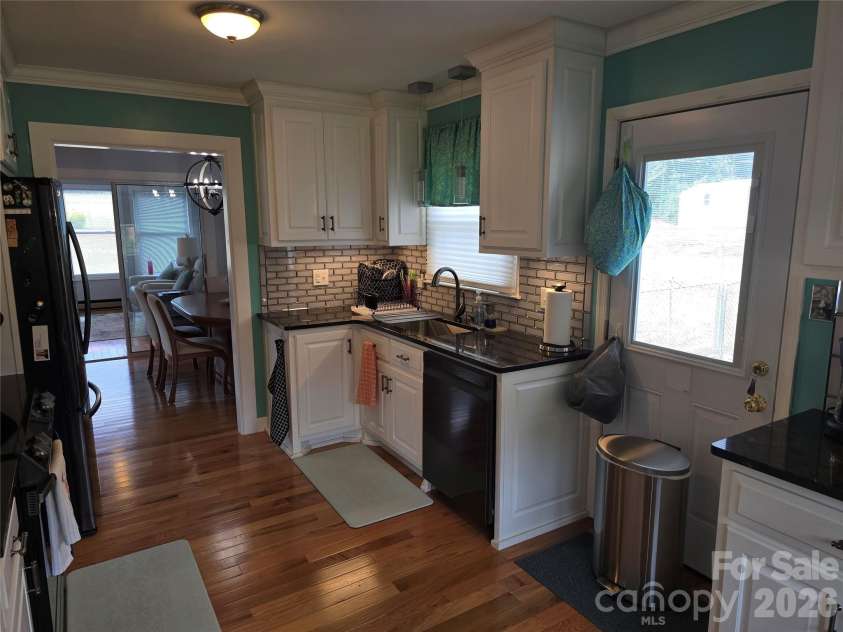 5760 Valley Field Road, Hickory, NC 28602.  MLS# CAR4398560, YatesRealty ID 33995. Kitchen