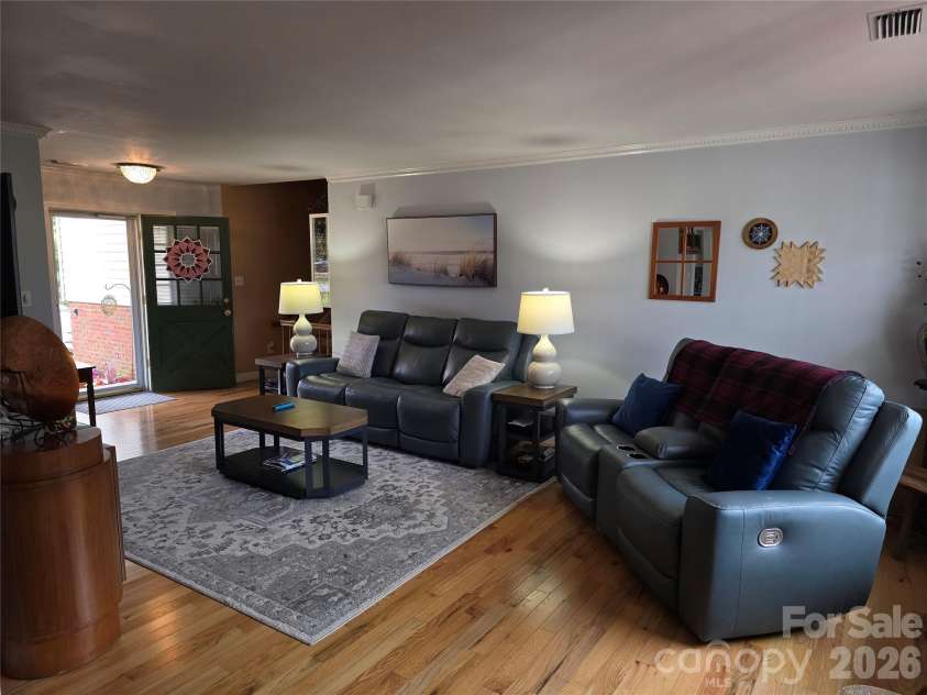 5760 Valley Field Road, Hickory, NC 28602.  MLS# CAR4398560, YatesRealty ID 33995. Living Room