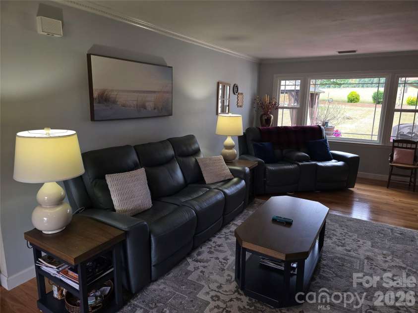 5760 Valley Field Road, Hickory, NC 28602.  MLS# CAR4398560, YatesRealty ID 33995. Living Room