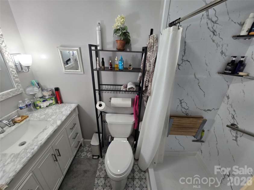 5760 Valley Field Road, Hickory, NC 28602.  MLS# CAR4398560, YatesRealty ID 33995. Primary Bath