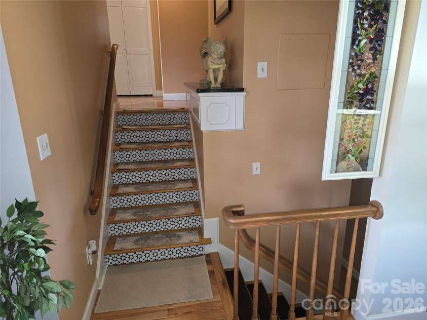 5760 Valley Field Road, Hickory, NC 28602.  MLS# CAR4398560, YatesRealty ID 33995. Stairways