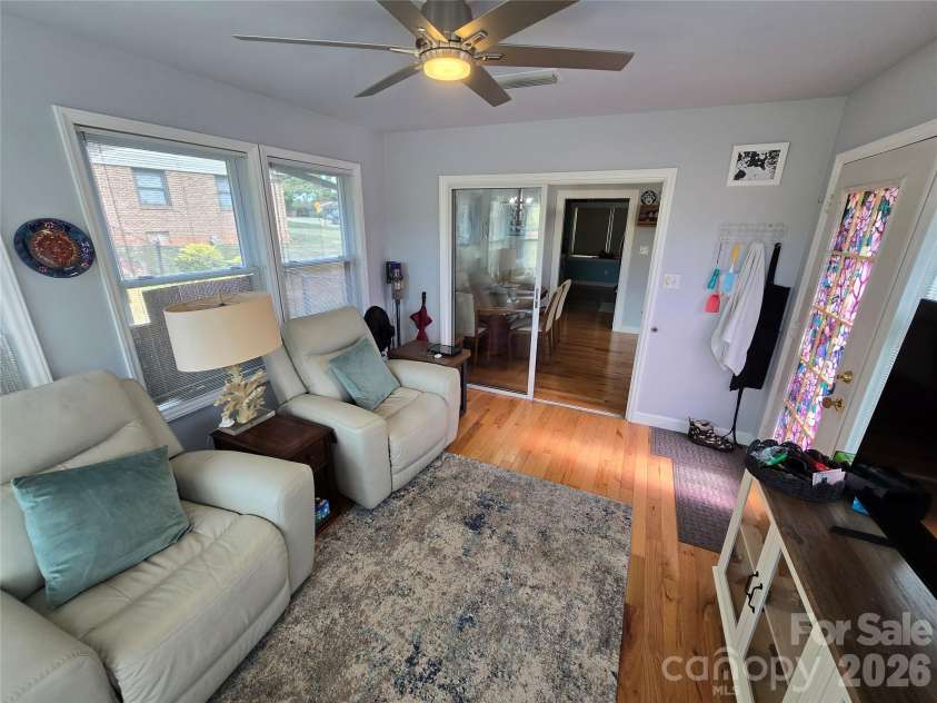 5760 Valley Field Road, Hickory, NC 28602.  MLS# CAR4398560, YatesRealty ID 33995. Sunroom