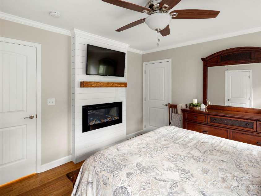 269 Adams Drive, Clyde, NC 28721.  MLS# CAR4295114, YatesRealty ID 33999. 