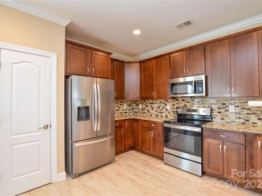 11607 Meetinghouse Drive, Cornelius, NC 28031.  MLS# CAR4264013, YatesRealty ID 34. Upgraded stainless appliances