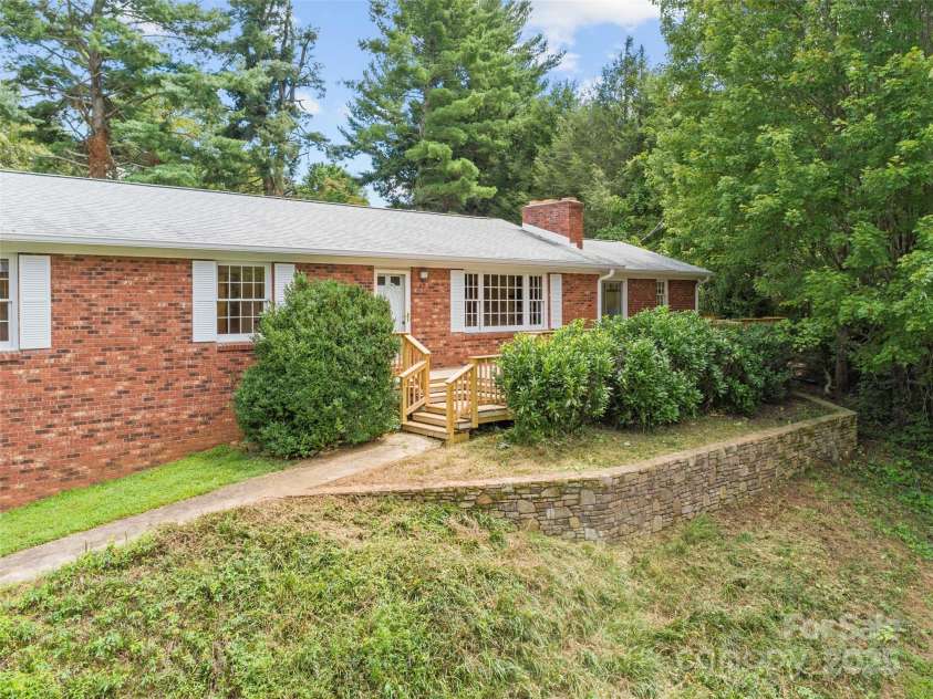 42 Sheppard Drive, Asheville, NC 28806.  MLS# CAR4292470, YatesRealty ID 34000. 