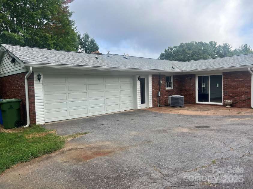 42 Sheppard Drive, Asheville, NC 28806.  MLS# CAR4292470, YatesRealty ID 34000. 