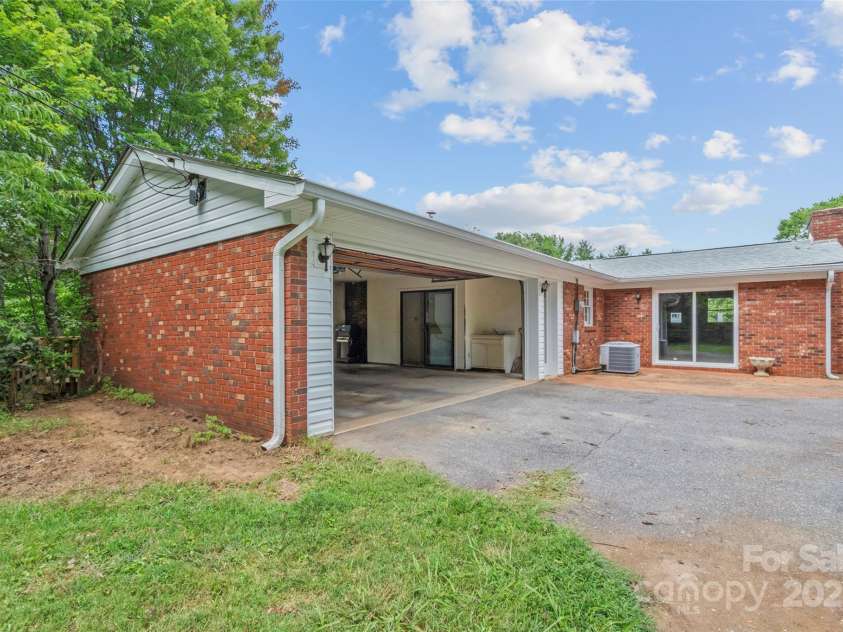 42 Sheppard Drive, Asheville, NC 28806.  MLS# CAR4292470, YatesRealty ID 34000. 