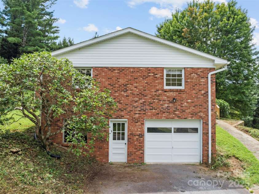 42 Sheppard Drive, Asheville, NC 28806.  MLS# CAR4292470, YatesRealty ID 34000. 