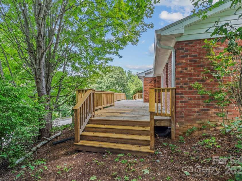 42 Sheppard Drive, Asheville, NC 28806.  MLS# CAR4292470, YatesRealty ID 34000. 