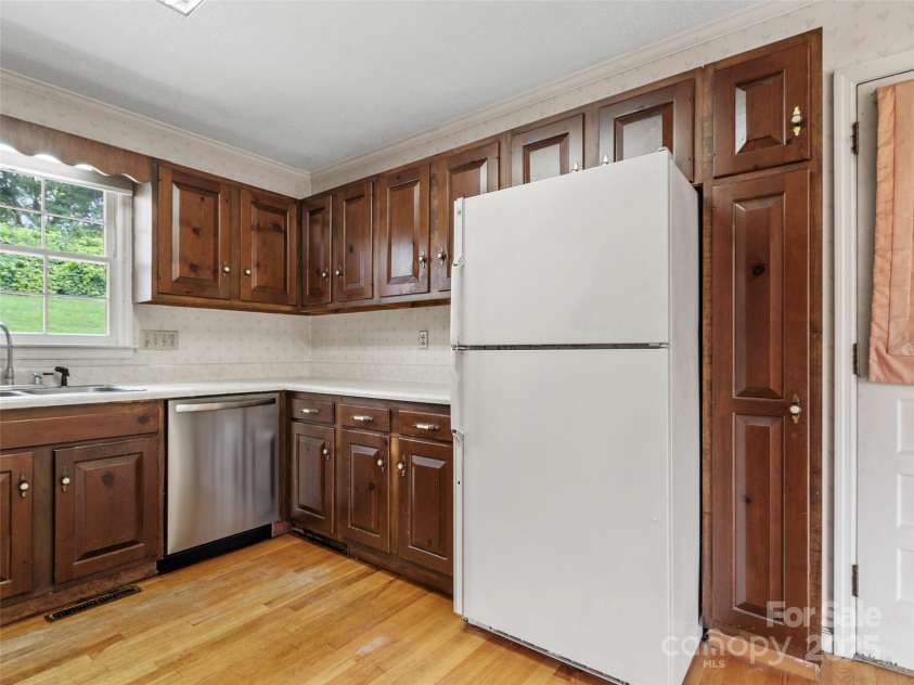 42 Sheppard Drive, Asheville, NC 28806.  MLS# CAR4292470, YatesRealty ID 34000. 