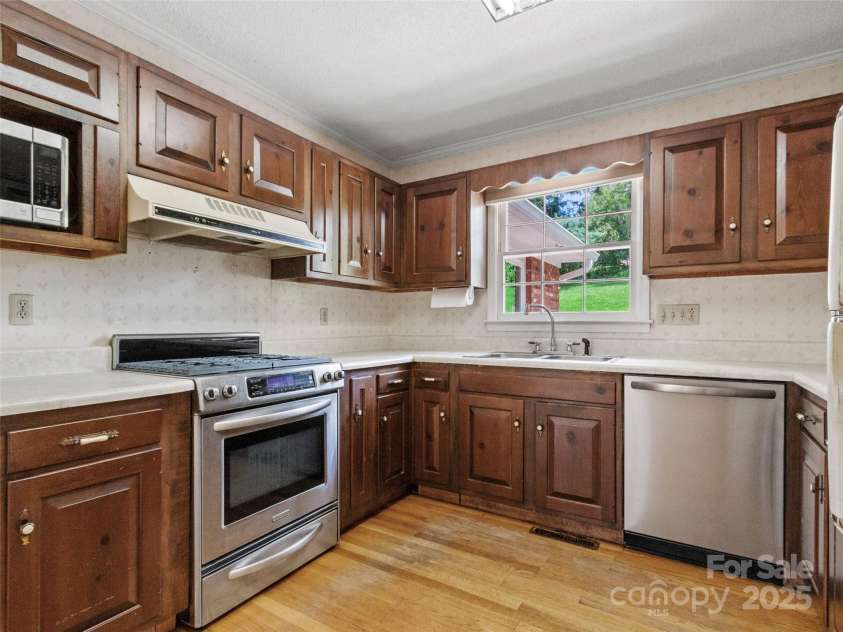 42 Sheppard Drive, Asheville, NC 28806.  MLS# CAR4292470, YatesRealty ID 34000. 