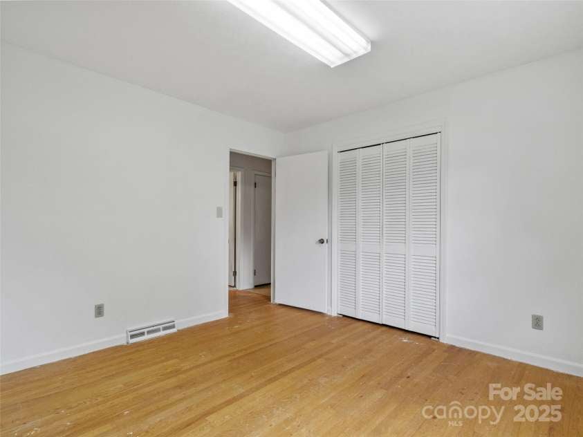 42 Sheppard Drive, Asheville, NC 28806.  MLS# CAR4292470, YatesRealty ID 34000. 