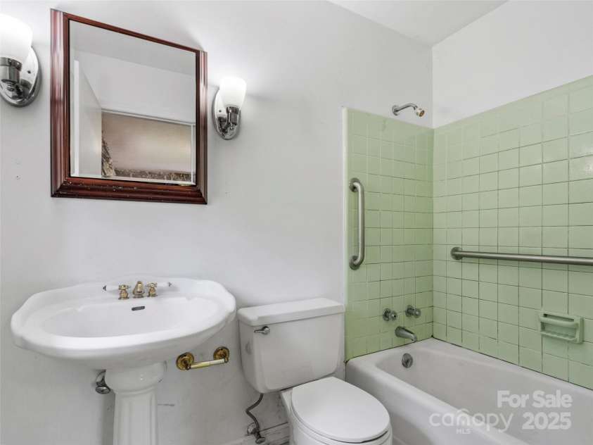 42 Sheppard Drive, Asheville, NC 28806.  MLS# CAR4292470, YatesRealty ID 34000. 