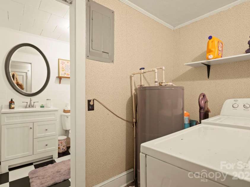 3570 Hollywood Ridge Road, Lenoir, NC 28645.  MLS# CAR4290694, YatesRealty ID 34002. 