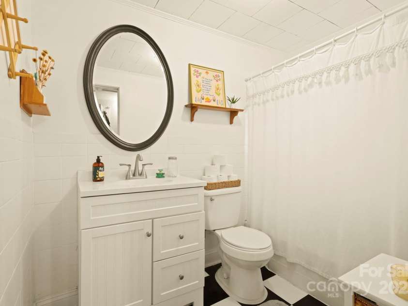 3570 Hollywood Ridge Road, Lenoir, NC 28645.  MLS# CAR4290694, YatesRealty ID 34002. 