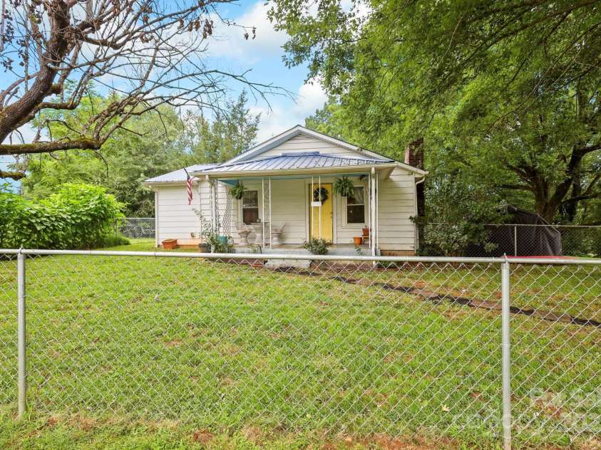 3570 Hollywood Ridge Road, Lenoir, NC 28645.  MLS# CAR4290694, YatesRealty ID 34002. 