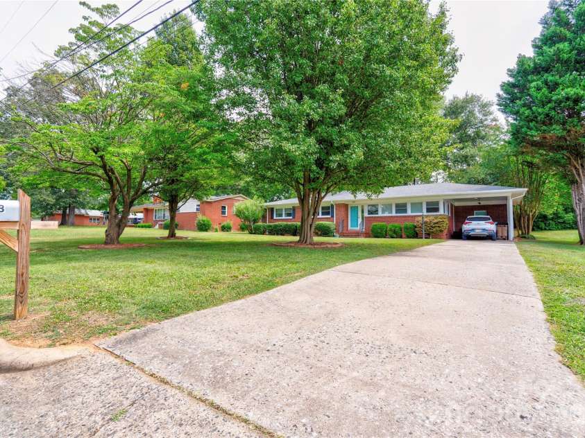613 Tina Drive, Shelby, NC 28152.  MLS# CAR4398760, YatesRealty ID 34004. Front Right