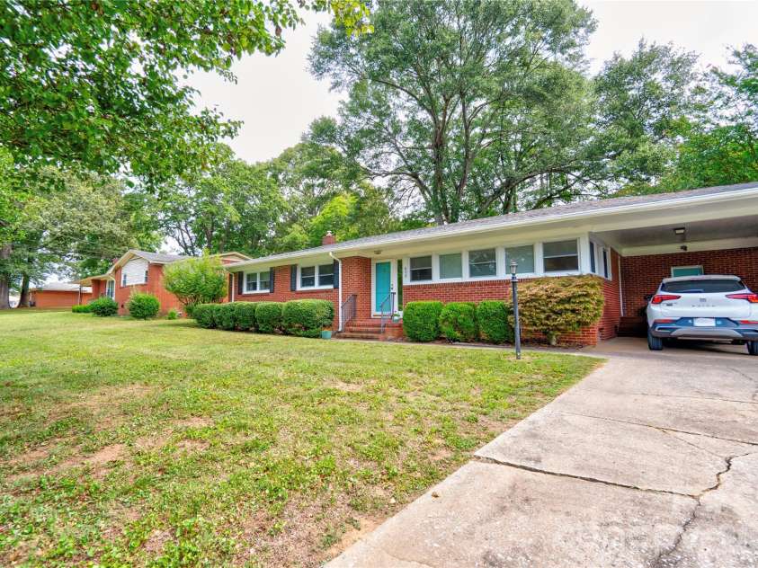 613 Tina Drive, Shelby, NC 28152.  MLS# CAR4398760, YatesRealty ID 34004. Front Right