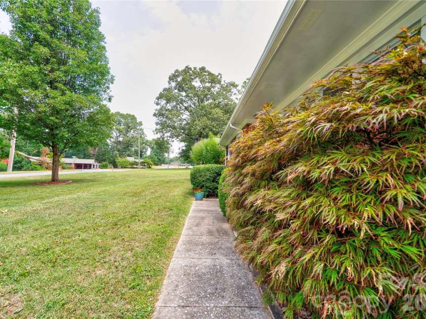613 Tina Drive, Shelby, NC 28152.  MLS# CAR4398760, YatesRealty ID 34004. Front Walk