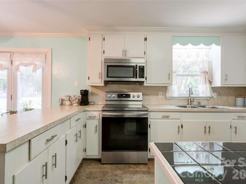 613 Tina Drive, Shelby, NC 28152.  MLS# CAR4398760, YatesRealty ID 34004. Kitchen