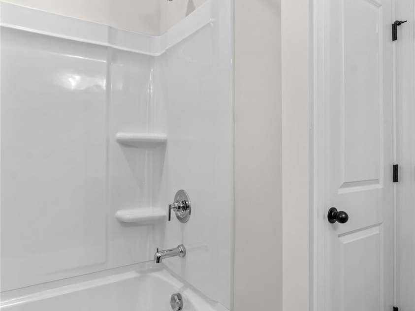 116 Summerhill Drive, Mooresville, NC 28115.  MLS# CAR4397596, YatesRealty ID 34005. 2nd Floor Full Bath