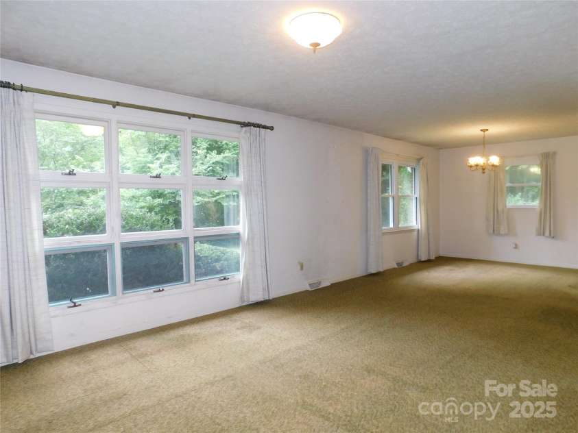 72 Mason View Lane, Hendersonville, NC 28792.  MLS# CAR4288206, YatesRealty ID 34005. Living Room View2