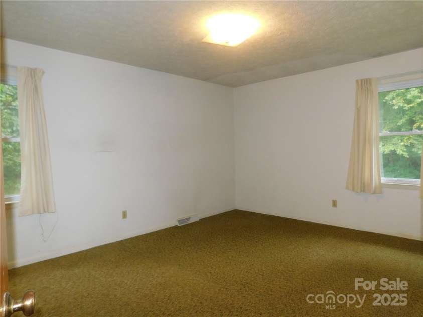 72 Mason View Lane, Hendersonville, NC 28792.  MLS# CAR4288206, YatesRealty ID 34005. Primary Bedroom