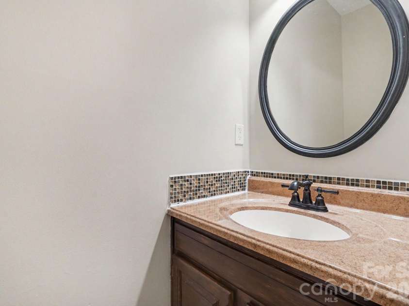 9604 Newby Lane, Matthews, NC 28105.  MLS# CAR4395981, YatesRealty ID 34007. 