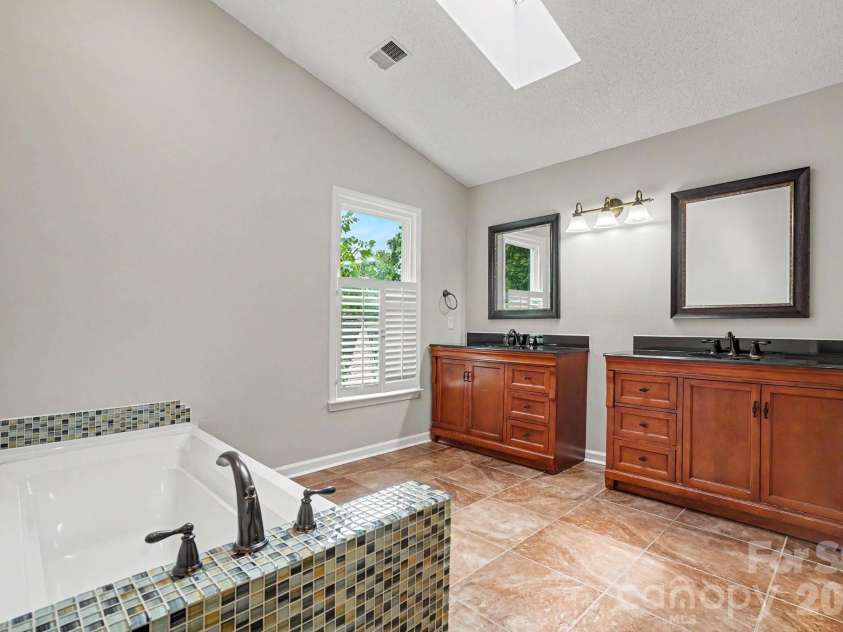 9604 Newby Lane, Matthews, NC 28105.  MLS# CAR4395981, YatesRealty ID 34007. 