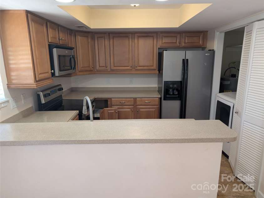 9221 Vicksburg Park Court, Charlotte, NC 28210.  MLS# CAR4289811, YatesRealty ID 34008. Kitchen view