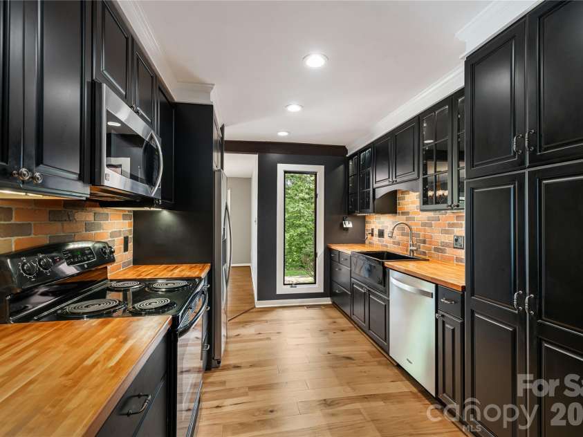 21 Village Drive, Asheville, NC 28803.  MLS# CAR4397486, YatesRealty ID 34010. 