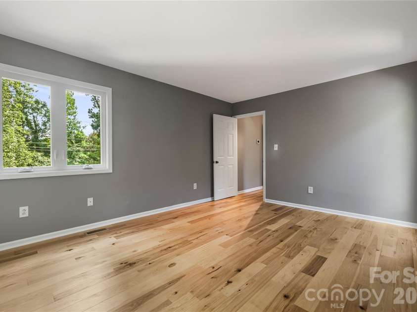 21 Village Drive, Asheville, NC 28803.  MLS# CAR4397486, YatesRealty ID 34010. 
