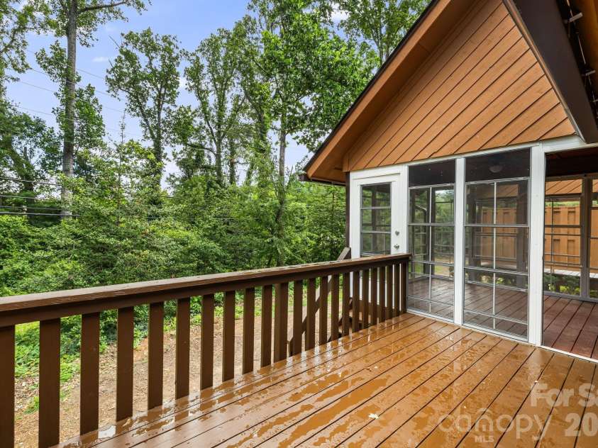21 Village Drive, Asheville, NC 28803.  MLS# CAR4397486, YatesRealty ID 34010. 