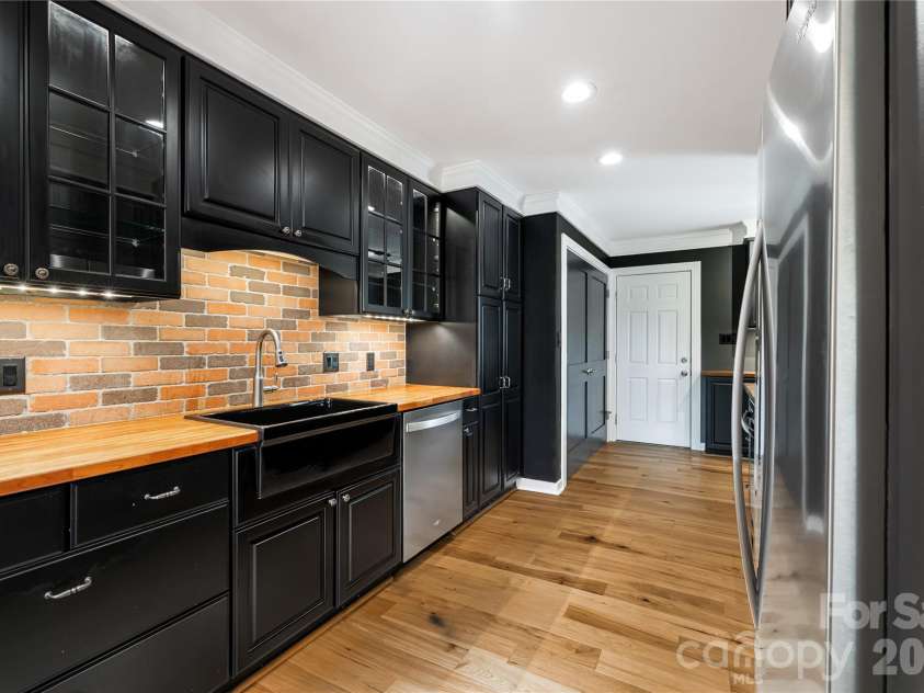 21 Village Drive, Asheville, NC 28803.  MLS# CAR4397486, YatesRealty ID 34010. 