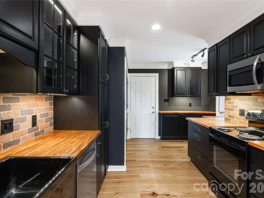 21 Village Drive, Asheville, NC 28803.  MLS# CAR4397486, YatesRealty ID 34010. 