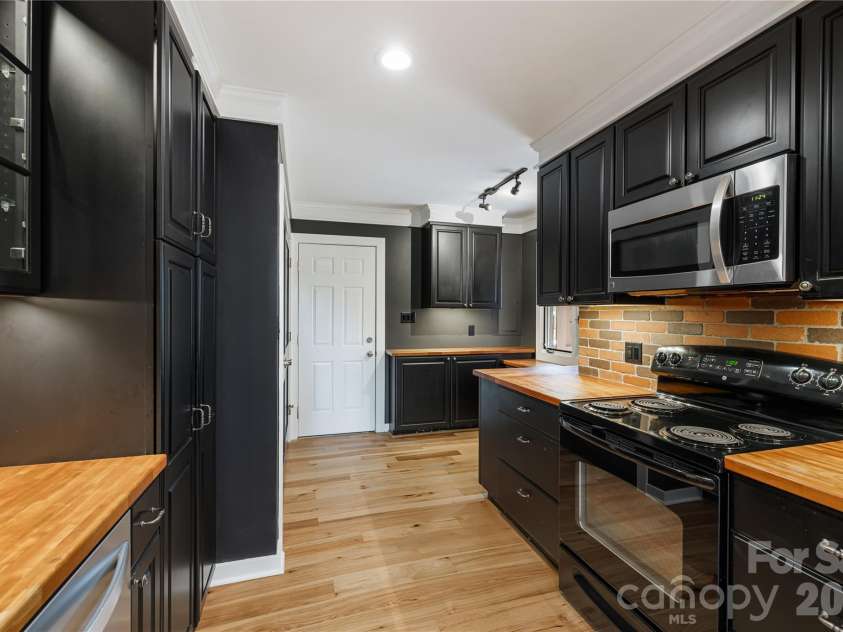 21 Village Drive, Asheville, NC 28803.  MLS# CAR4397486, YatesRealty ID 34010. 