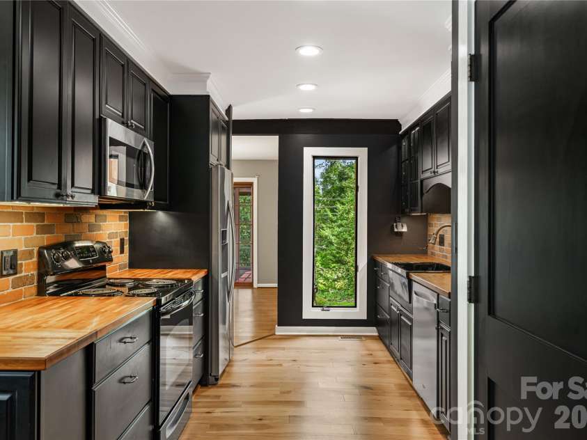 21 Village Drive, Asheville, NC 28803.  MLS# CAR4397486, YatesRealty ID 34010. 