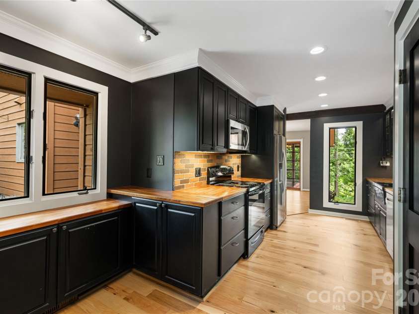 21 Village Drive, Asheville, NC 28803.  MLS# CAR4397486, YatesRealty ID 34010. 