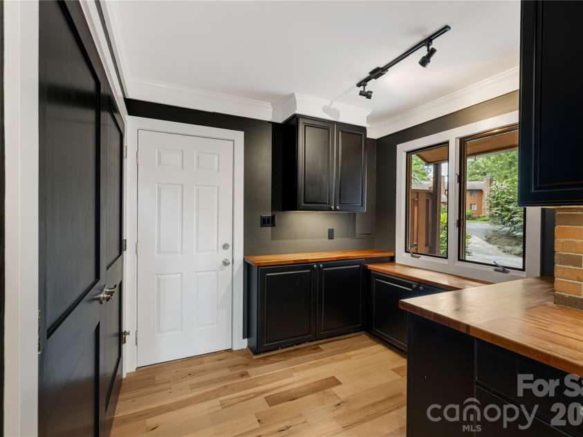21 Village Drive, Asheville, NC 28803.  MLS# CAR4397486, YatesRealty ID 34010. 
