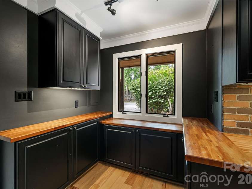 21 Village Drive, Asheville, NC 28803.  MLS# CAR4397486, YatesRealty ID 34010. 