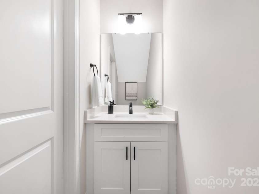 6121 Grove Park Boulevard, Charlotte, NC 28215.  MLS# CAR4283221, YatesRealty ID 34011. 