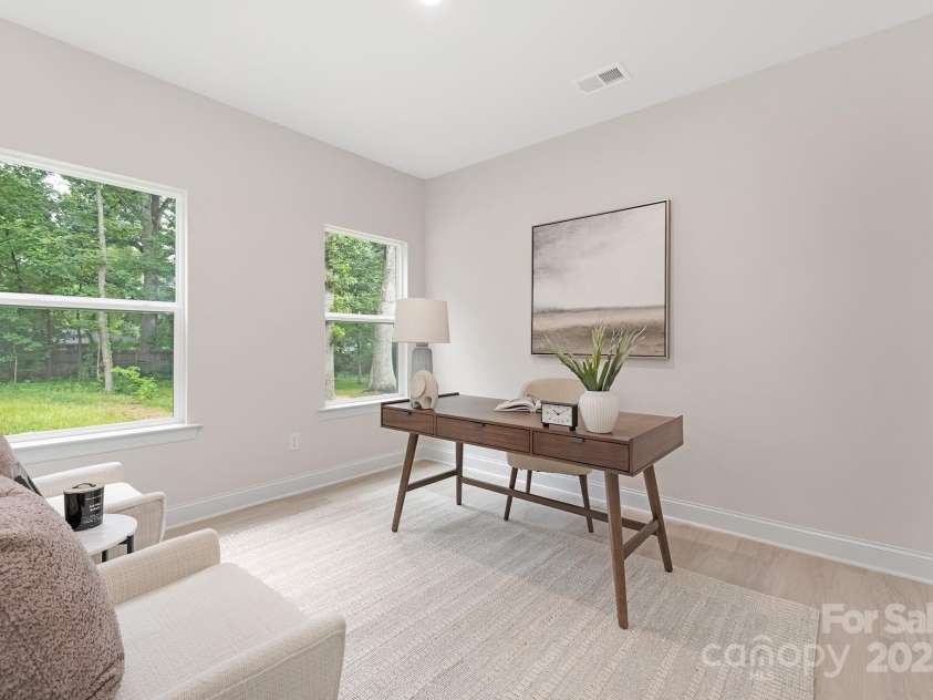 6121 Grove Park Boulevard, Charlotte, NC 28215.  MLS# CAR4283221, YatesRealty ID 34011. Office on main