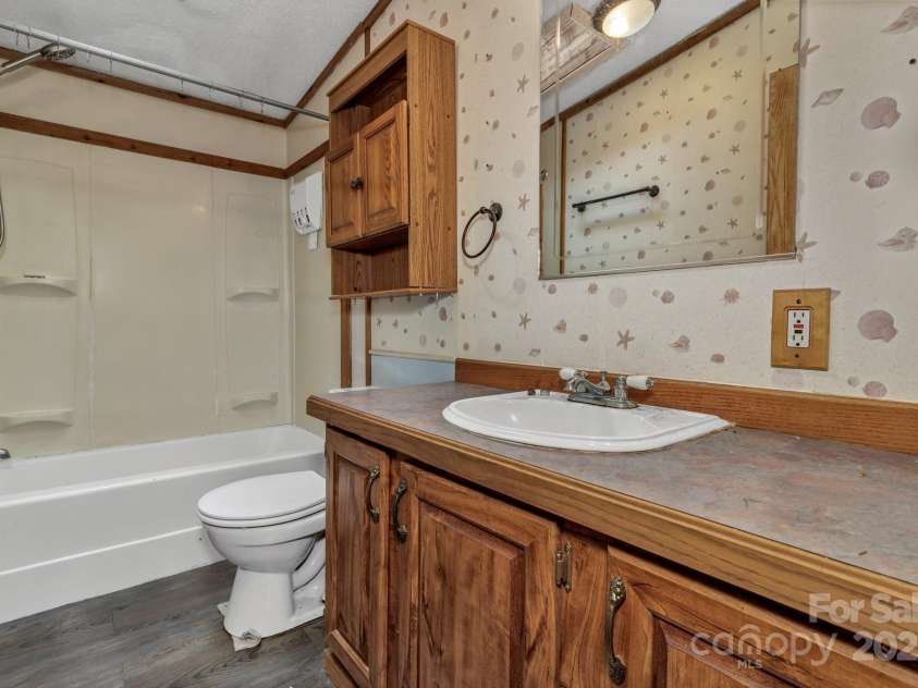 79 Gloria Orchard Lane, Hendersonville, NC 28792.  MLS# CAR4285410, YatesRealty ID 34014. 2nd bath