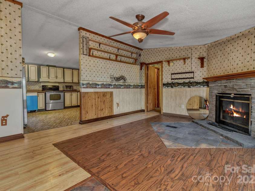 79 Gloria Orchard Lane, Hendersonville, NC 28792.  MLS# CAR4285410, YatesRealty ID 34014. 