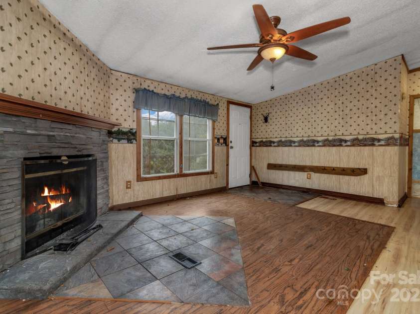 79 Gloria Orchard Lane, Hendersonville, NC 28792.  MLS# CAR4285410, YatesRealty ID 34014. 